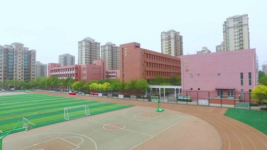小学教学楼跑道文化墙学校校园操场篮球场视频素材模板下载
