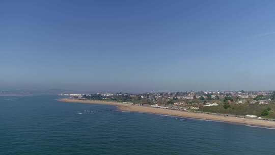 宽阔的空中俯瞰着埃克斯茅斯海滩的大海。海滩周围的一些城镇是可见的
