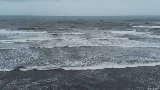 多云天气海洋中的海浪