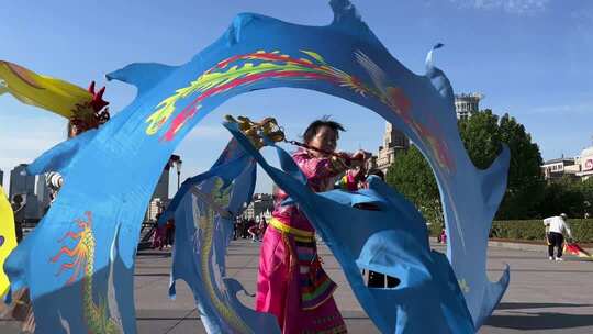 上海外滩舞动彩色飘带龙素材