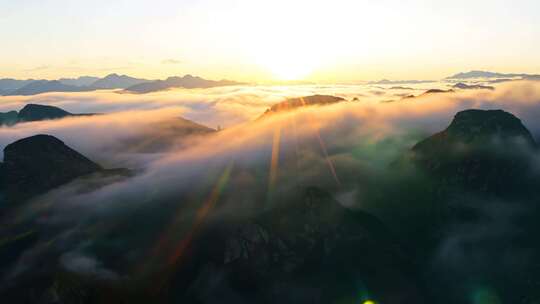 穿越云层山峰的日出云海