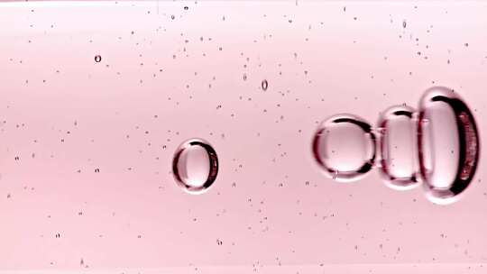 浅粉色背景下水中气泡的宏观拍摄
