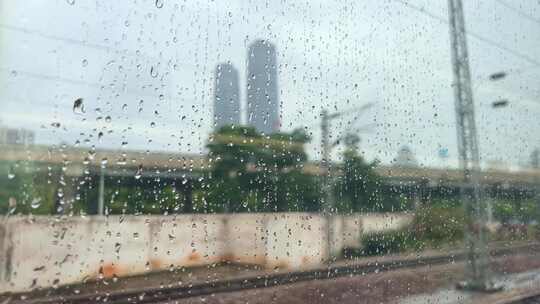 火车窗雨滴