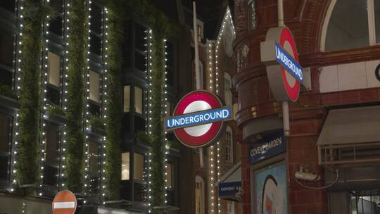 英国伦敦地铁站的圣诞灯