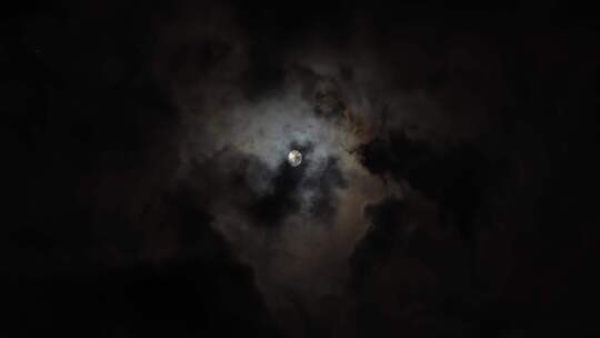夜晚被乌云包裹着的月亮