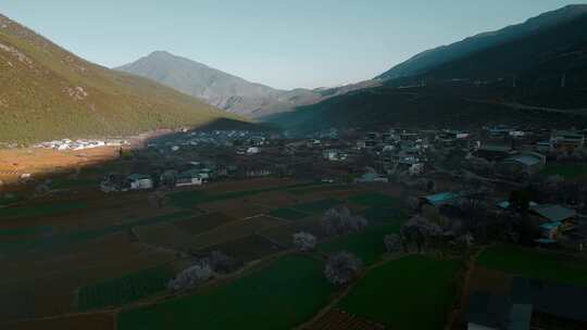 云南香格里拉尼西藏族村庄暮色汤堆村庄田野