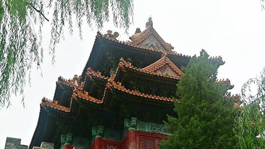 北京夏季下雨中雨水冲刷的故宫皇城角楼红墙