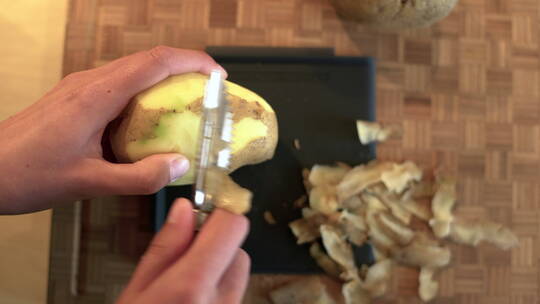 削土豆皮的双手视频素材模板下载