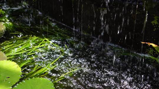 瀑布流水溪流