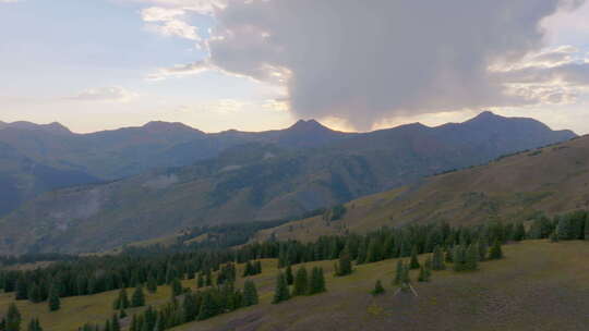 科罗拉多州落基山脉山脊线的鸟瞰图，留下一个平底锅，露出徒步旅行路线和山峰
