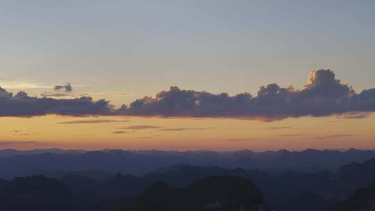 黄昏彩霞日落高山