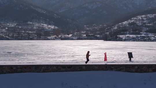 航拍威海市里口山姜家疃水库冰雪跑步