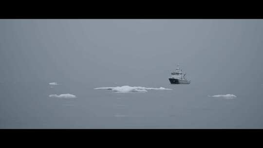 航拍探险船破冰船暴风雪中抵达北极冰山冰川