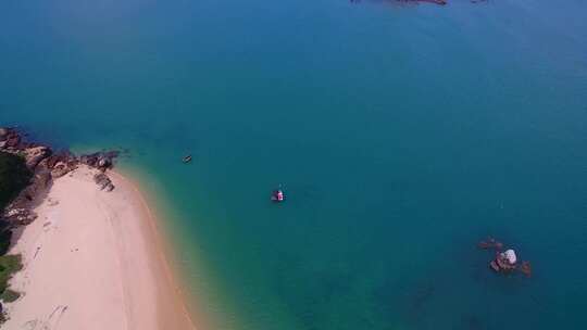航拍平潭大嵩岛原生态海岛海浪碧海蓝天沙滩