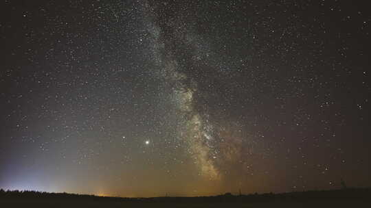 夜空星空中闪耀的星星，天空中行星土星和木