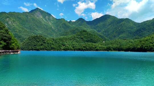 绝美湖光山色空镜，碧蓝的湖泊，青山环绕