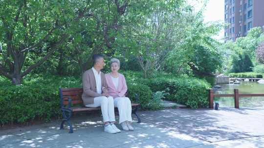 老年夫妇 老人坐在长椅