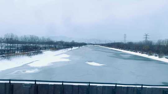 北京大雪后的河流冰川景象