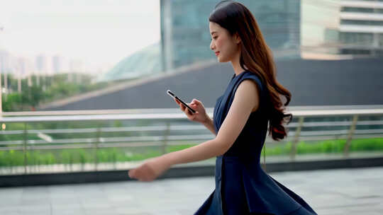 都市女性户外行走玩手机