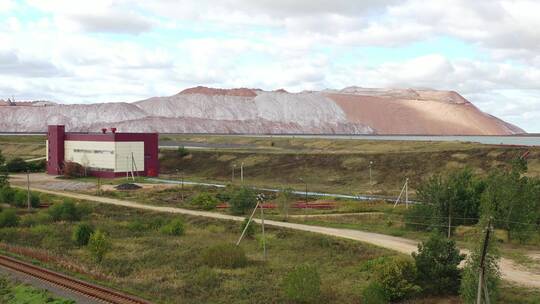 生产钾盐产品的山脉和湖泊