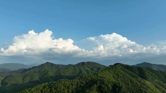 森林航拍山峰云朵山脉原始森林蓝天白云风景