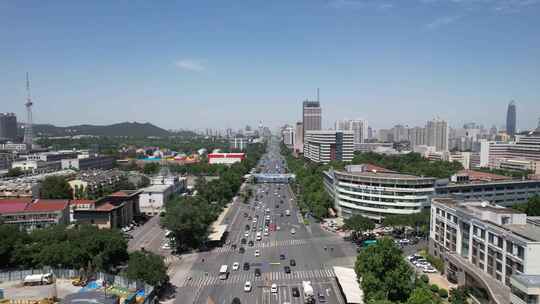 城市鸟瞰视角下的高楼与绿树景观