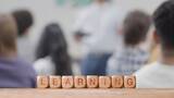 以学生讲座为背景的木制字母立方体或骰子拼写学习的教育理念高清在线视频素材下载