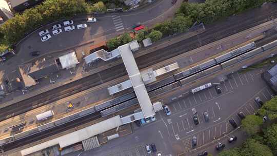 英国鸟瞰图中停在车站的火车