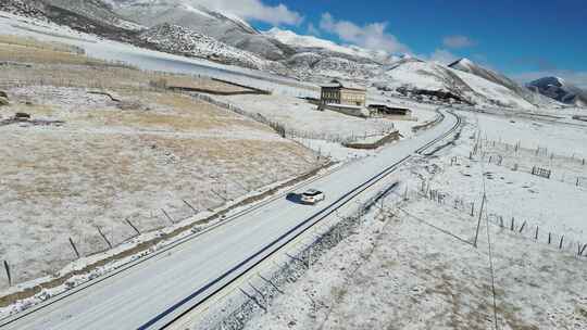 汽车行驶在积雪的道路