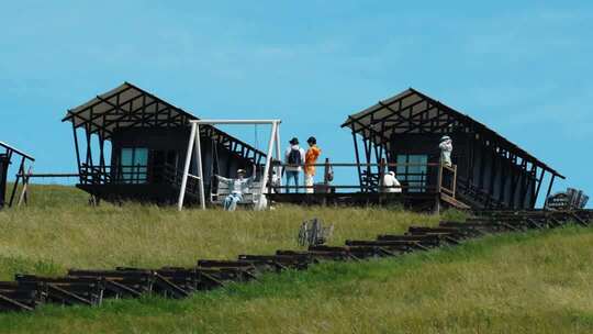 草原上的木屋与人物活动
