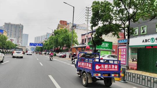 城市道路建筑春天花草树木商铺店面马路汽车