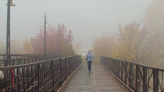 木桥上跑步的女人视频素材模板下载