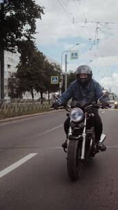 男人在公路上驾驶摩托车