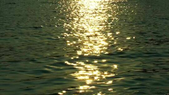 海水反射日落的光线