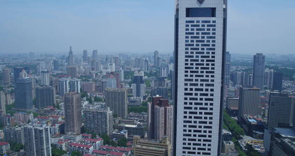 城市航拍南京金陵饭店从底部摇到顶部 中景