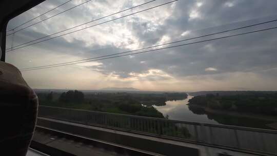 高铁上窗外的景色云层太阳丁达尔光