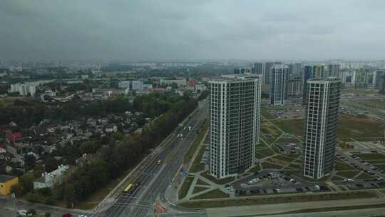 新城市街区的建筑工地。多层建筑的建设。