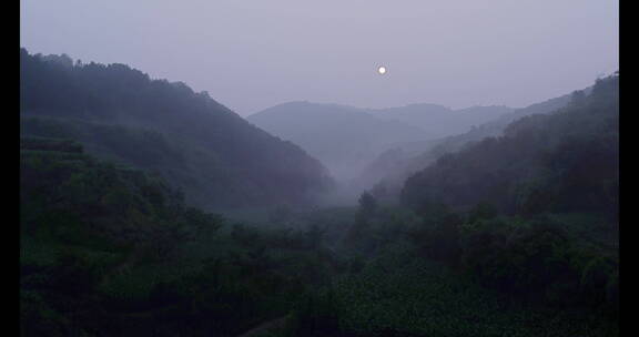 旅游景区 航拍丹河雾中山谷圆月 溪流 移 拉