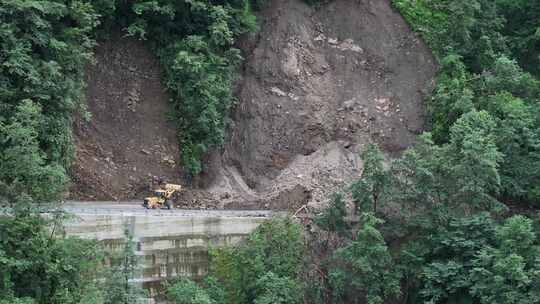 雨季泥水流塌方路段工程车抢修