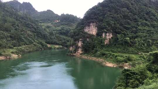 黔东南山谷间的河流