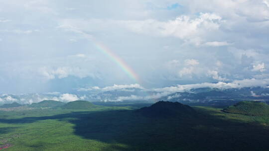雨后彩虹中的腾冲火山群