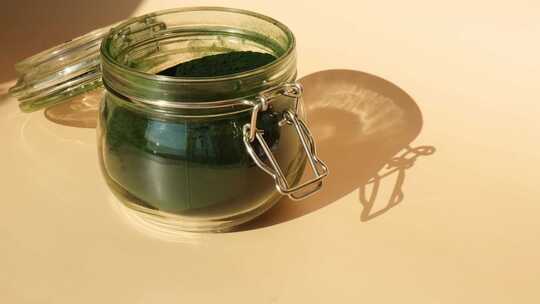 有机蓝藻螺旋藻粉玻璃罐与木勺健康益处