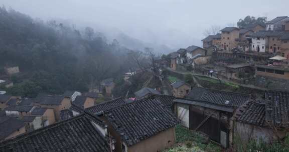 云雾中的安徽阳产土楼乡村古村落景观