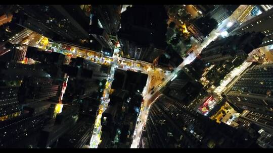 航空。夜间无人机鸟瞰香港城市