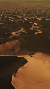 沙漠中沙丘的俯视图
