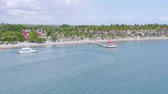 多米尼加共和国拉罗马纳巴伊亚普林西比岛豪华度假村的无人机视图。天线