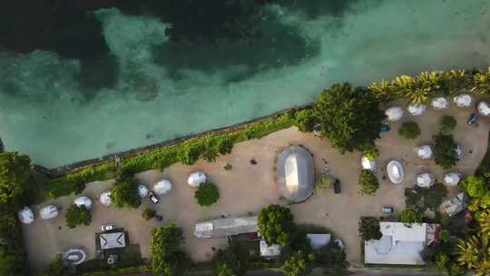 海边度假村度假酒店大海森林海浪沙滩情侣