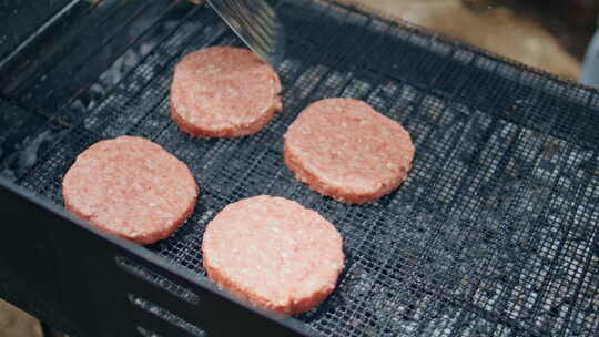 森林野餐时烤的特写生汉堡馅饼未知人烹饪牛