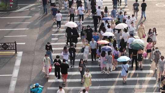 城市公路行人过马路