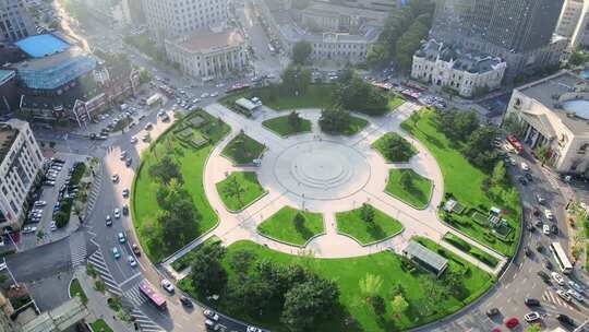 4K大连中山广场航拍地标车流跟拍